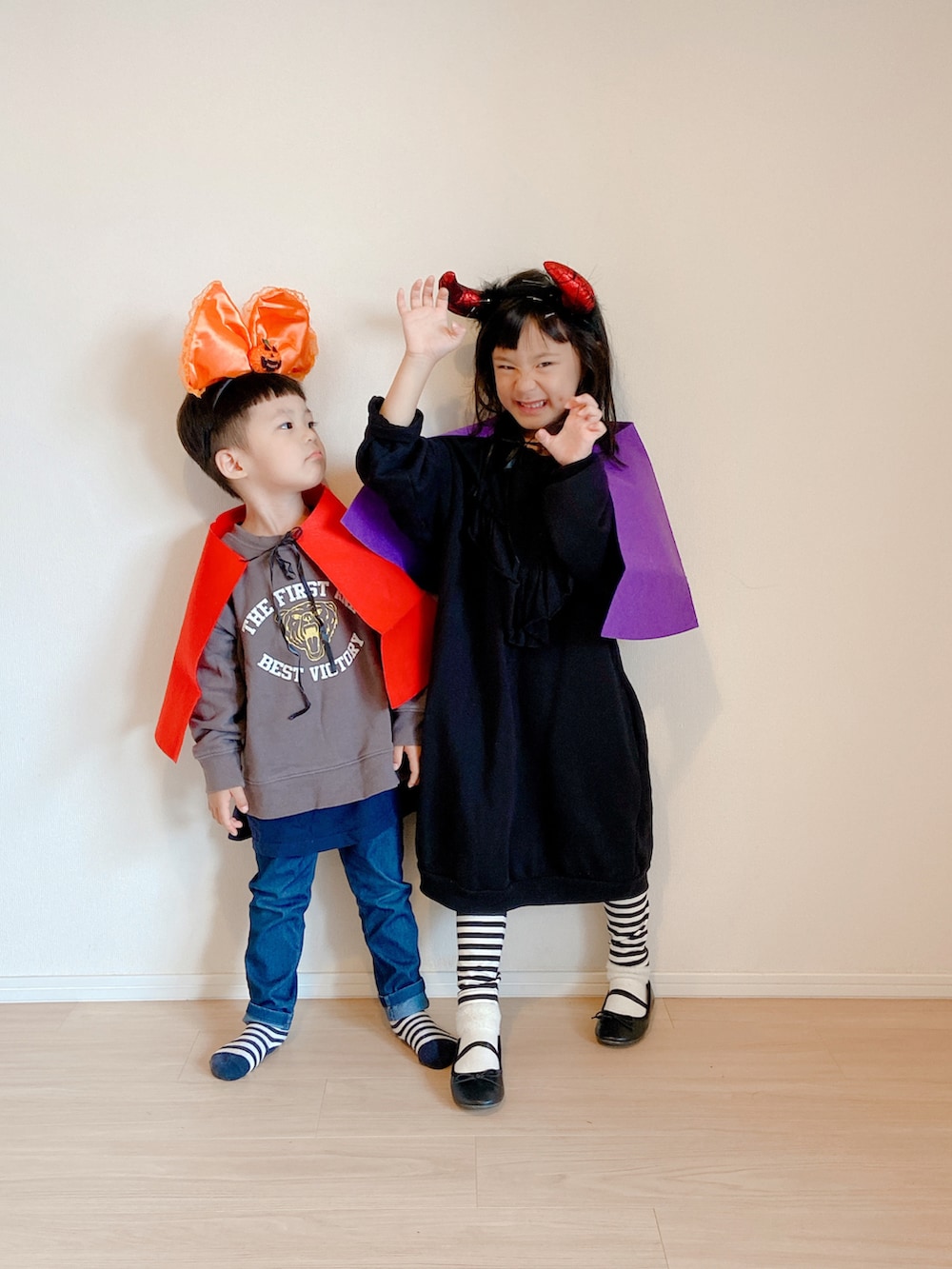 ブラック系のバレエシューズ、ブラック系のワンピースを着用したキッズの秋コーディネートの2枚目の写真