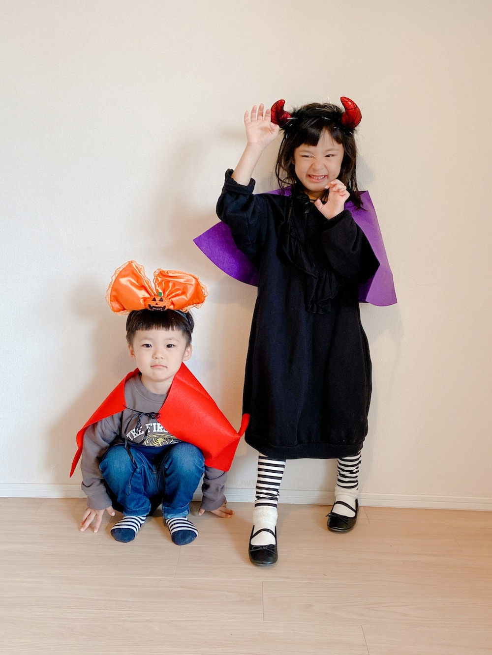 ブラック系のバレエシューズ、ブラック系のワンピースを着用したキッズの秋コーディネートの4枚目の写真