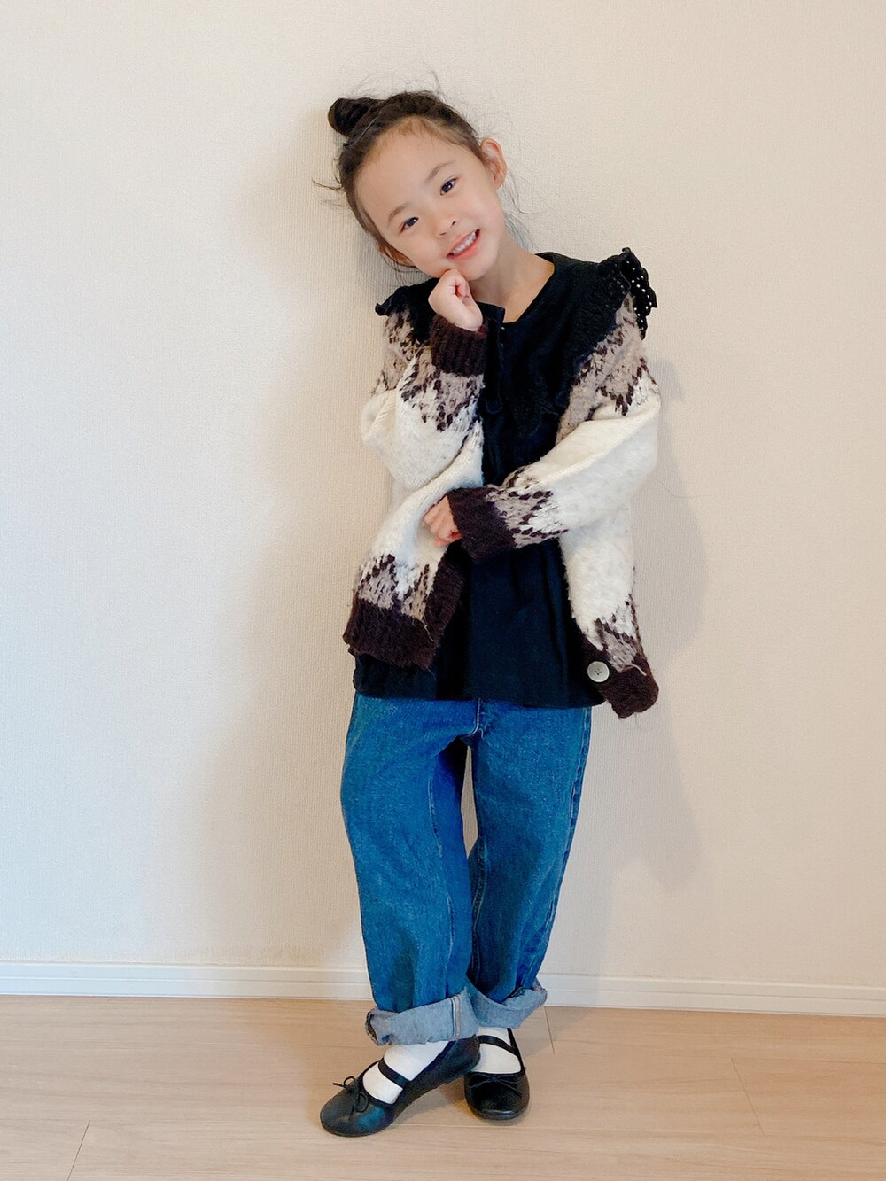 ブルー系のデニムパンツ、ブラック系のシャツ/ブラウス、その他のカーディガン/ボレロを着用したキッズの冬コーディネートの3枚目の写真