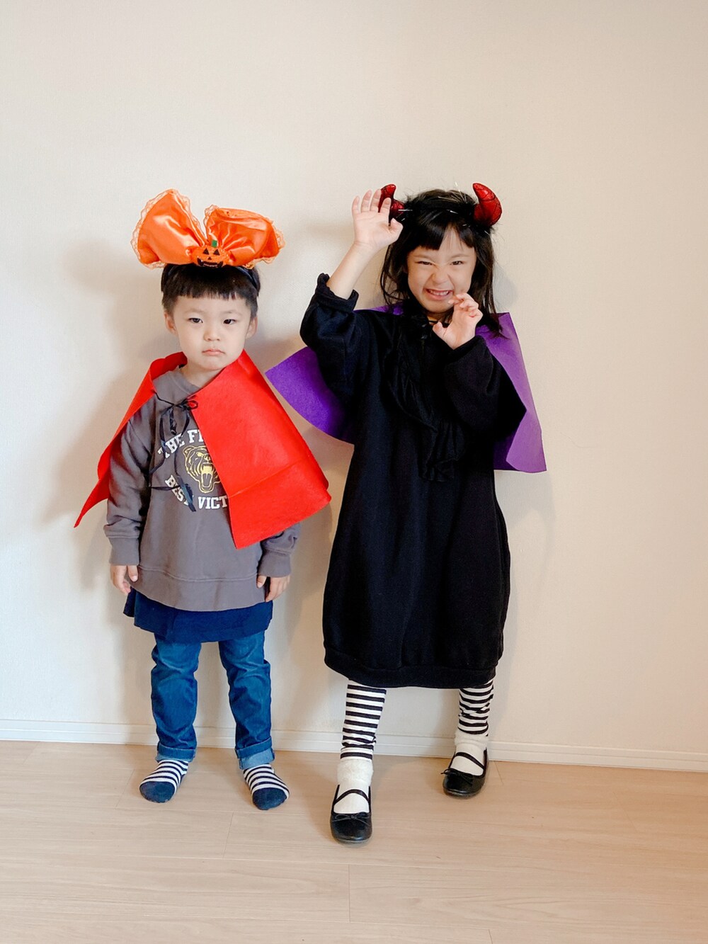 ブラック系のバレエシューズ、ブラック系のワンピースを着用したキッズの秋コーディネートの3枚目の写真