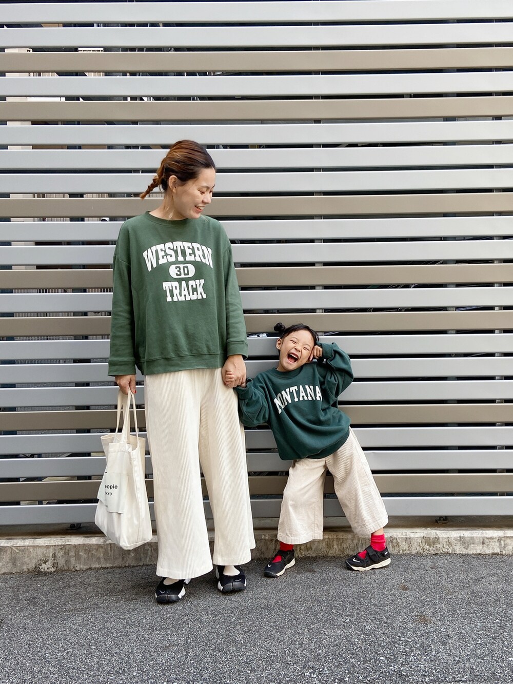 「スウェット、スニーカー、トートバッグ、グリーン、コーデュロイパンツ、休日スタイル、ロゴスウェット、親子コーデ、おやこーで。、カジュアルコーデ」｜「PUAL CE CINのカットコールストレッチワイドパンツ（その他パンツ、ホワイト系）」を使った、utasoraさん（キッズ・110cm）の秋コーディネートの4枚目の写真