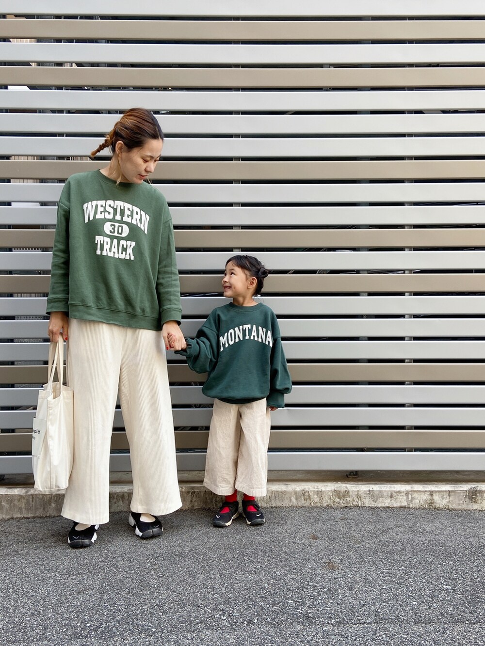 「スウェット、スニーカー、トートバッグ、グリーン、コーデュロイパンツ、休日スタイル、ロゴスウェット、親子コーデ、おやこーで。、カジュアルコーデ」｜「PUAL CE CINのカットコールストレッチワイドパンツ（その他パンツ、ホワイト系）」を使った、utasoraさん（キッズ・110cm）の秋コーディネートの2枚目の写真