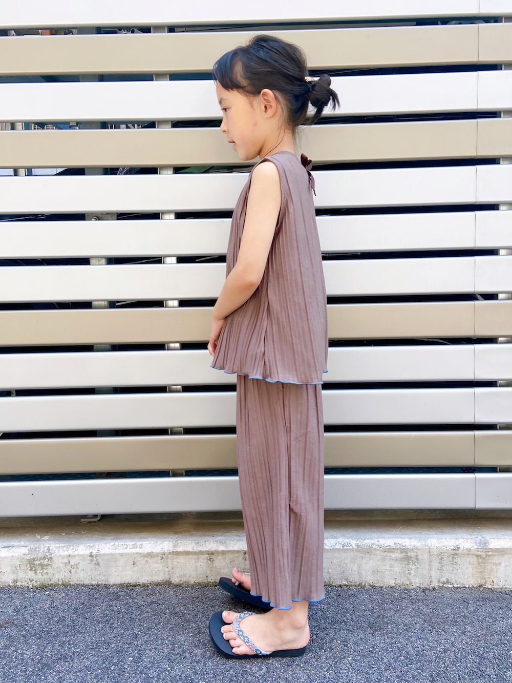 その他のタンクトップ、その他のその他パンツ、ブラック系のビーチサンダルを着用したキッズの夏コーディネートの3枚目の写真