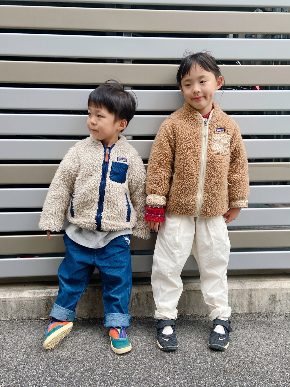 「ボアジャケット、patagonia、もこもこ、冬コーデ、休日スタイル、公園スタイル、カジュアルコーデ、リンクコーデ、デニム、スニーカー」｜「patagoniaのパタゴニア ベビー レトロX ジャケット（その他アウター、ブラウン系）」を使った、utasoraさん（キッズ・110cm）の冬コーディネートの2枚目の写真