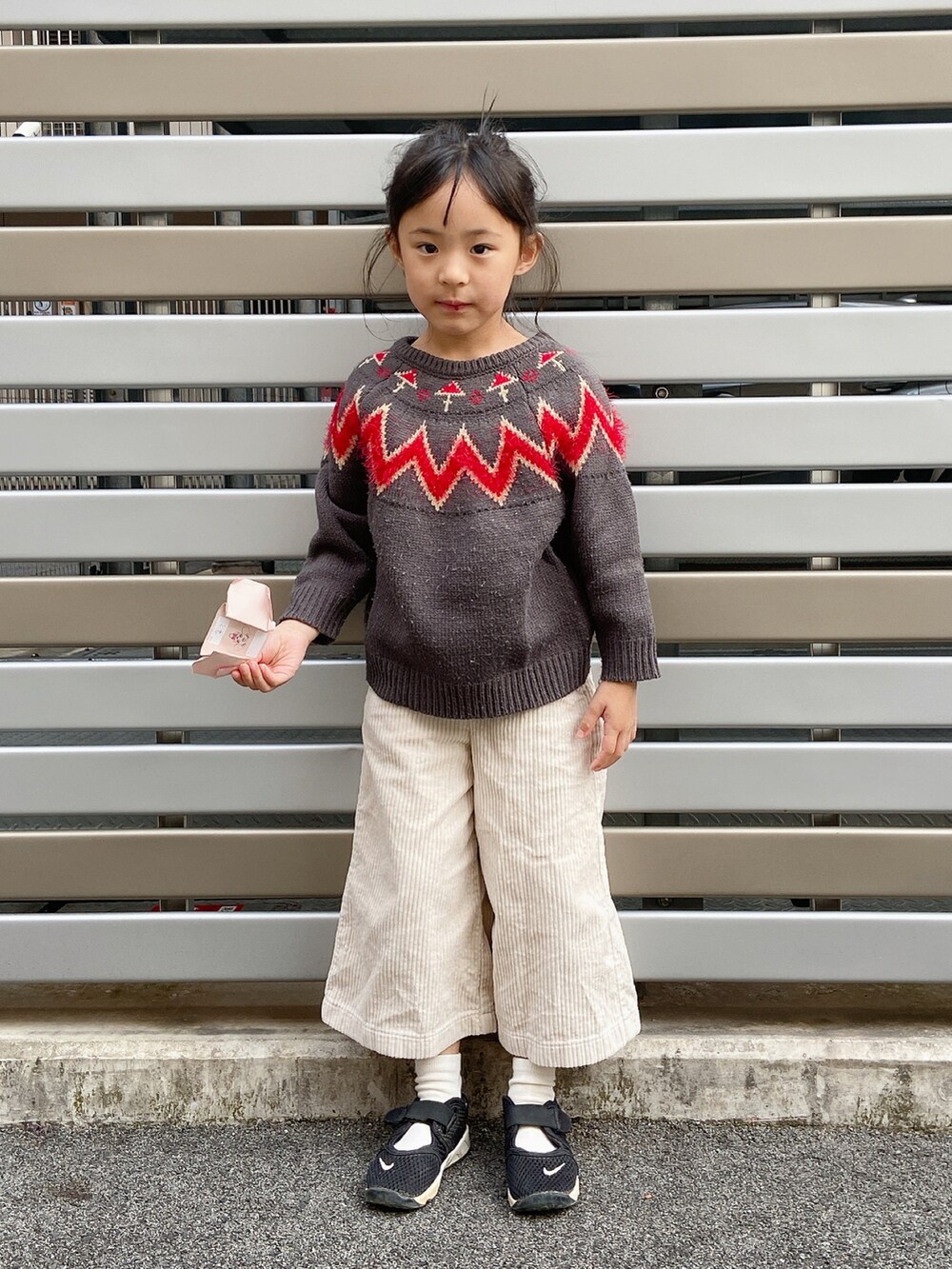 グレー系のニット/セーター、ベージュ系のその他パンツを着用したキッズの冬コーディネートの2枚目の写真