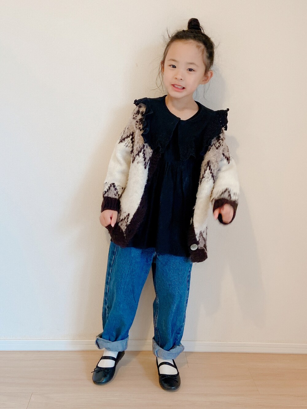 ブルー系のデニムパンツ、ブラック系のシャツ/ブラウス、その他のカーディガン/ボレロを着用したキッズの冬コーディネートの2枚目の写真