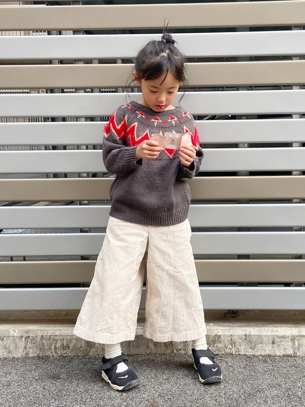 グレー系のニット/セーター、ベージュ系のその他パンツを着用したキッズの冬コーディネートの3枚目の写真