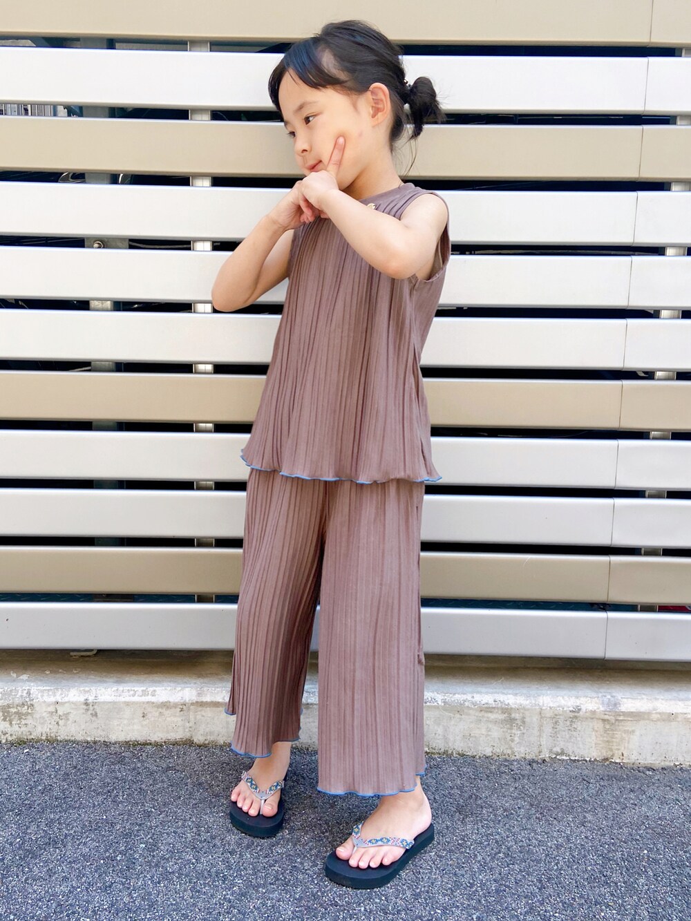 その他のタンクトップ、その他のその他パンツ、ブラック系のビーチサンダルを着用したキッズの夏コーディネートの2枚目の写真