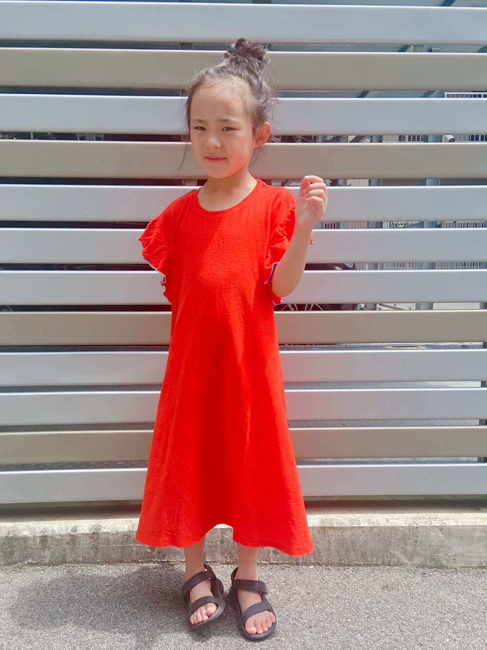 ブラック系のサンダル、ブルー系のバッグ、レッド系のワンピース/ドレスを着用したキッズの夏コーディネートの2枚目の写真
