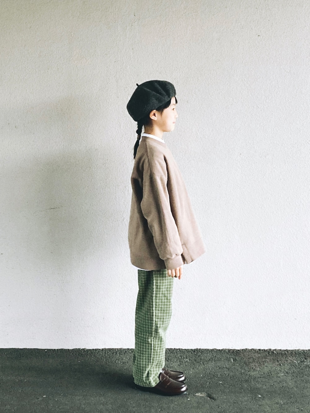 グリーン系のその他パンツ、ブラウン系のスウェット、ホワイト系のシャツ/ブラウスを着用したキッズの冬コーディネートの2枚目の写真