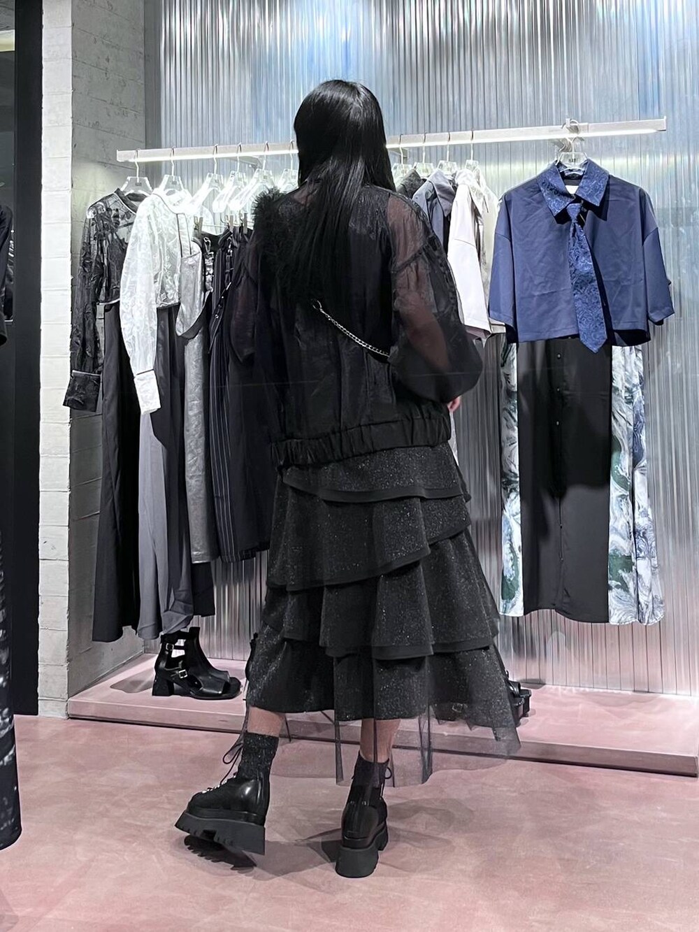 ブラック系のサンダル、ブラック系のスカート、ブラック系のブルゾンを着用したレディースの春コーディネートの4枚目の写真