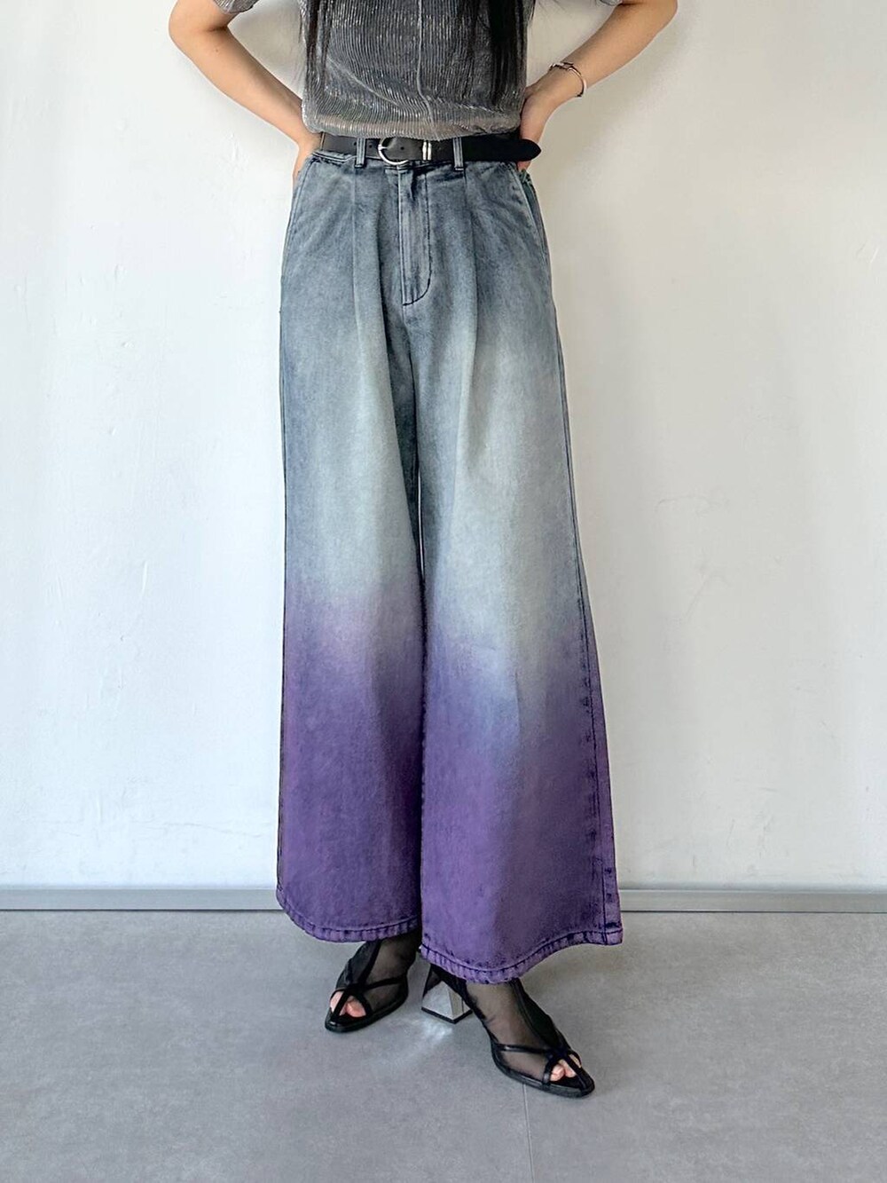 ブラック系のサンダル、パープル系のデニムパンツ、グレー系のTシャツ/カットソーを着用したレディースの春コーディネートの9枚目の写真