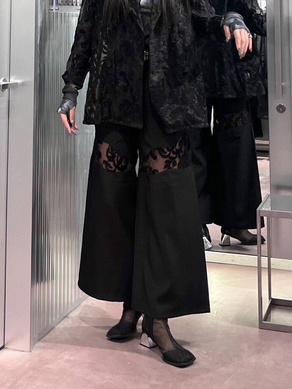 ブラック系のテーラードジャケット、ブラック系のその他パンツ、シルバー系のネックレスを着用したレディースの夏コーディネートの7枚目の写真