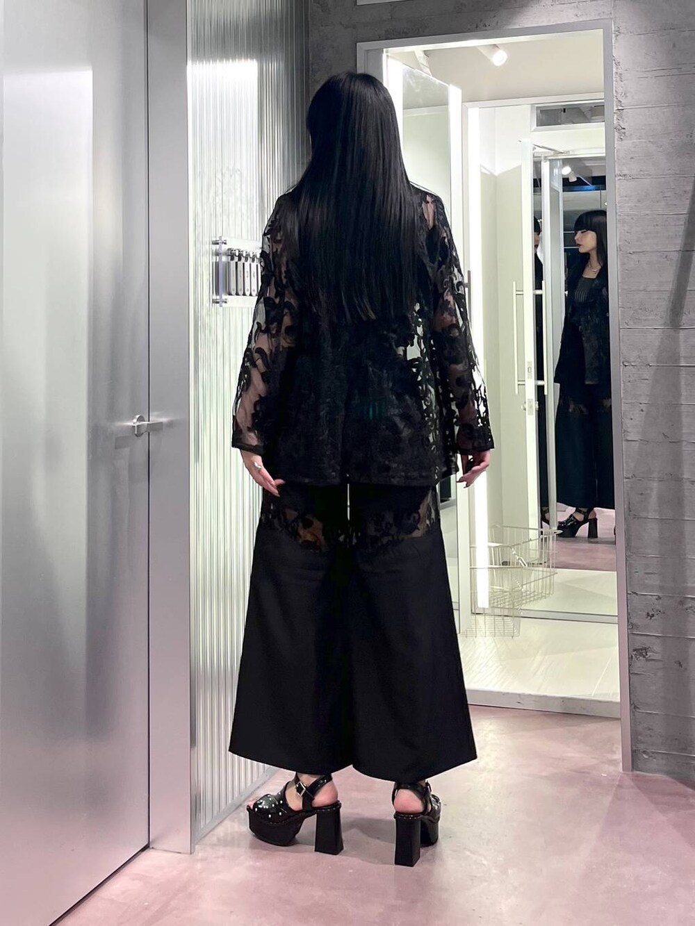 ブラック系のサンダル、ブラック系のテーラードジャケット、ブラック系のその他パンツを着用したレディースの夏コーディネートの4枚目の写真