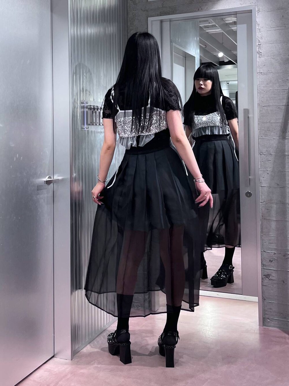 ブラック系のサンダル、シルバー系のチューブトップ、ブラック系のTシャツ/カットソーを着用したレディースの春コーディネートの7枚目の写真