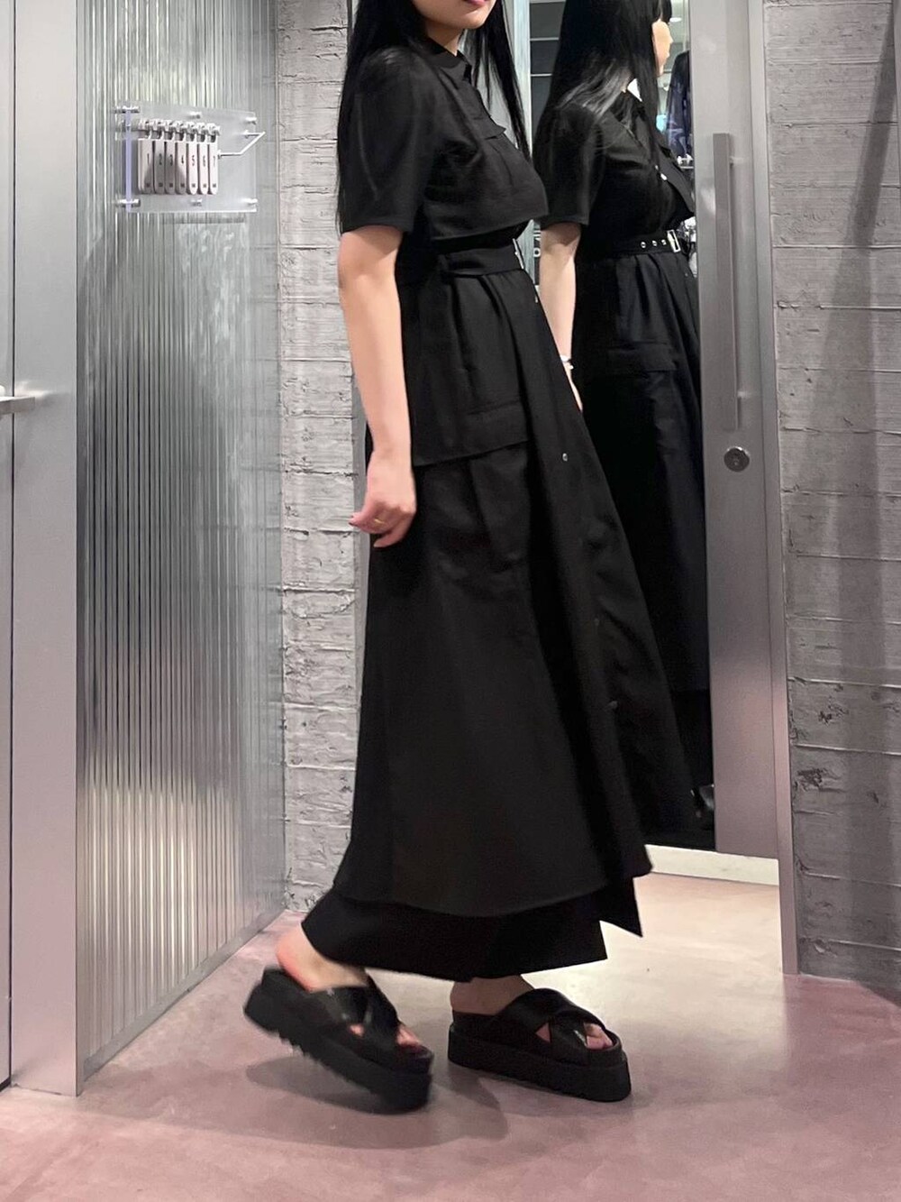 ブラック系のサンダル、ブラック系のその他パンツ、ブラック系のワンピースを着用したレディースの春コーディネートの6枚目の写真