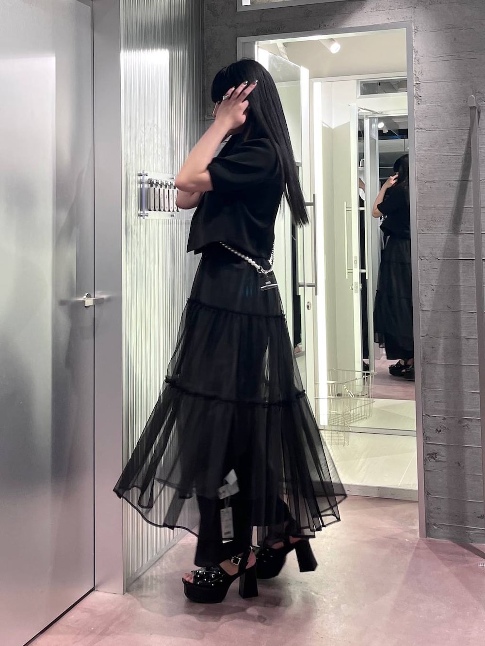 ブラック系のサンダル、ブラック系のその他パンツ、ブラック系のテーラードジャケットを着用したレディースの夏コーディネートの2枚目の写真