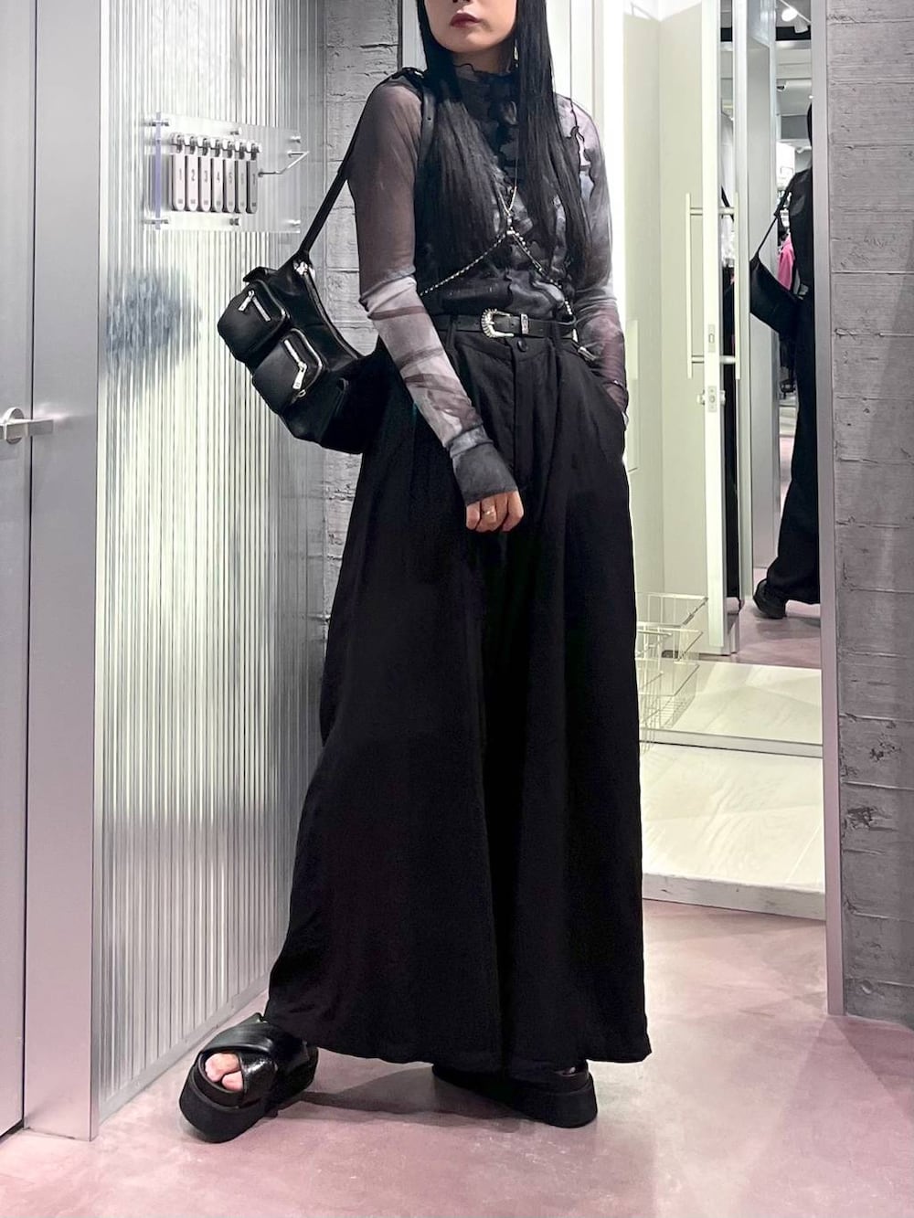 ブラック系のサンダル、ブラック系のショルダーバッグ、ブラック系のその他パンツを着用したレディースの夏コーディネートの3枚目の写真