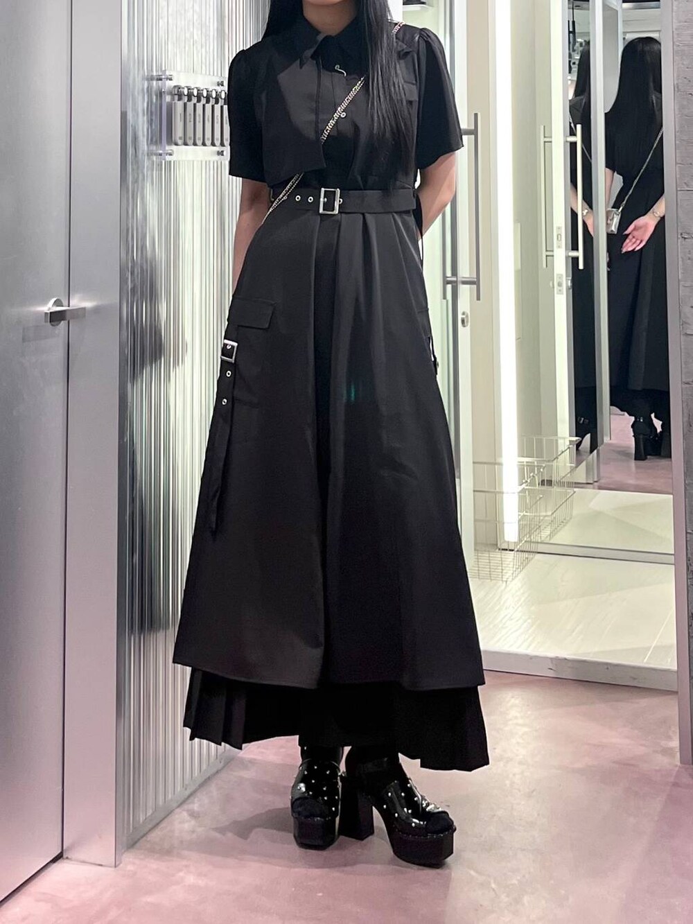 ブラック系のサンダル、ブラック系のその他パンツ、シルバー系のショルダーバッグを着用したレディースの夏コーディネートの2枚目の写真