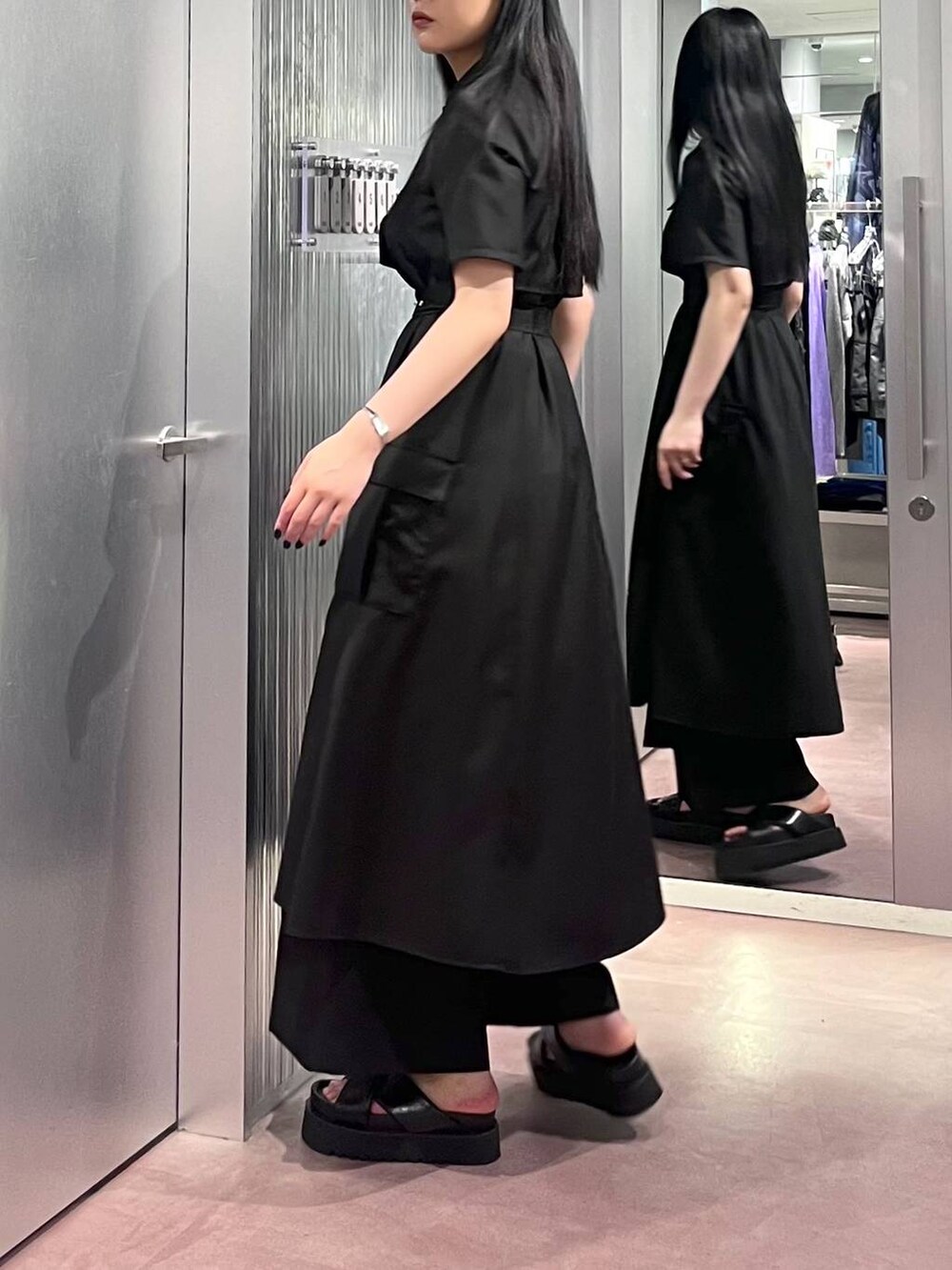 ブラック系のサンダル、ブラック系のその他パンツ、ブラック系のワンピースを着用したレディースの春コーディネートの5枚目の写真