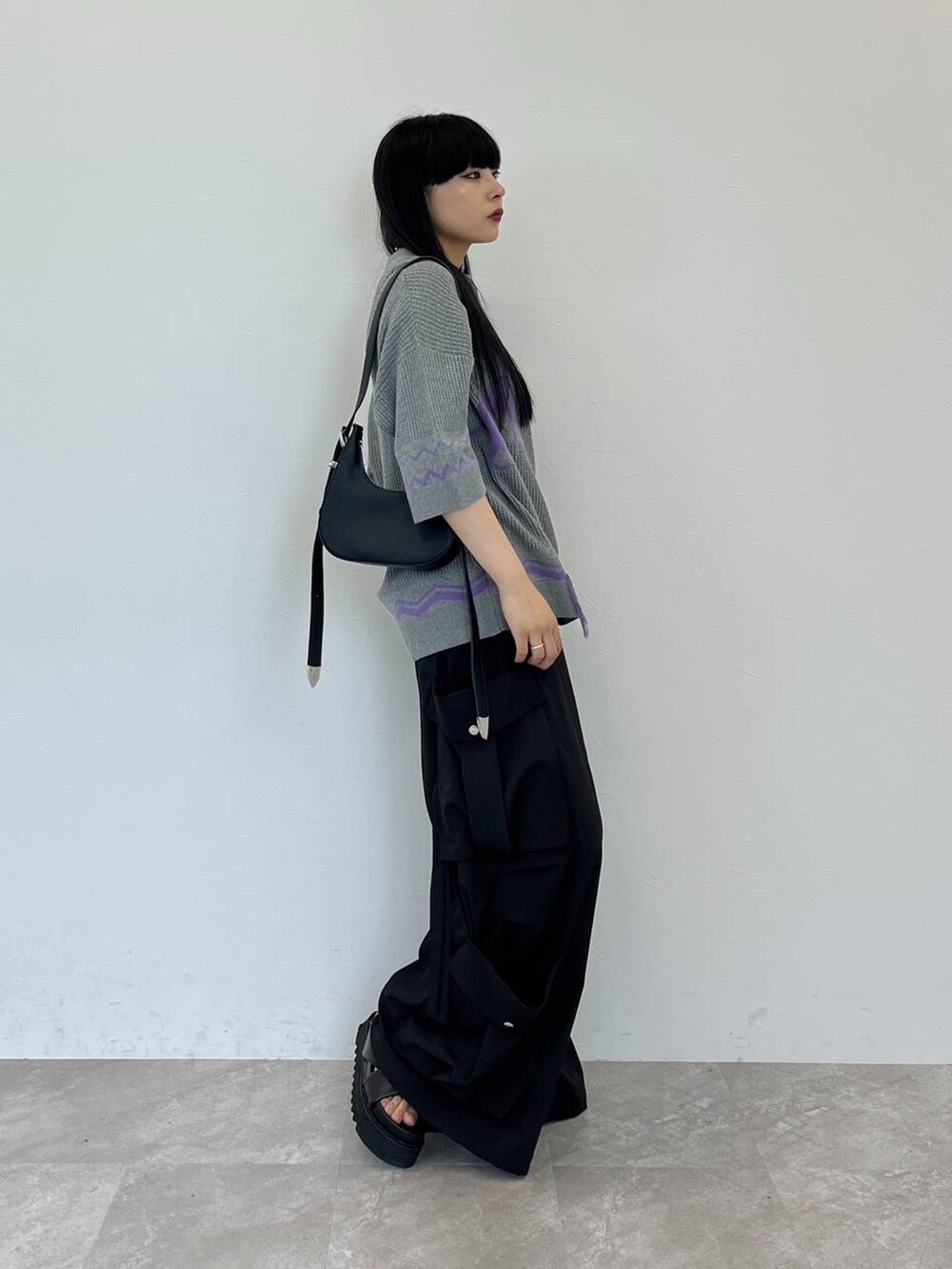 ブラック系のサンダル、ブラック系のカーゴパンツ、ブラック系のショルダーバッグを着用したレディースの夏コーディネートの4枚目の写真