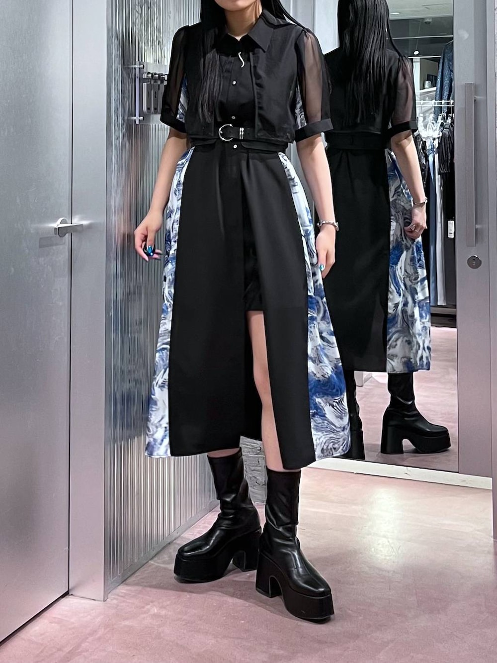 ブルー系のワンピース、ブラック系のその他パンツ、ブラック系のベルトを着用したレディースの春コーディネートの8枚目の写真