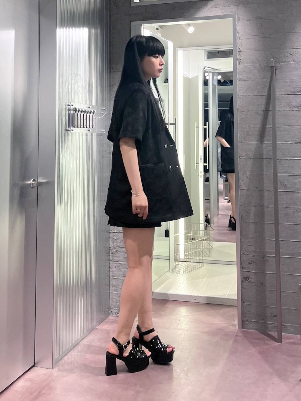 ブラック系のサンダル、ブラック系のタンクトップ、ブラック系のカーゴパンツを着用したレディースの春コーディネートの3枚目の写真