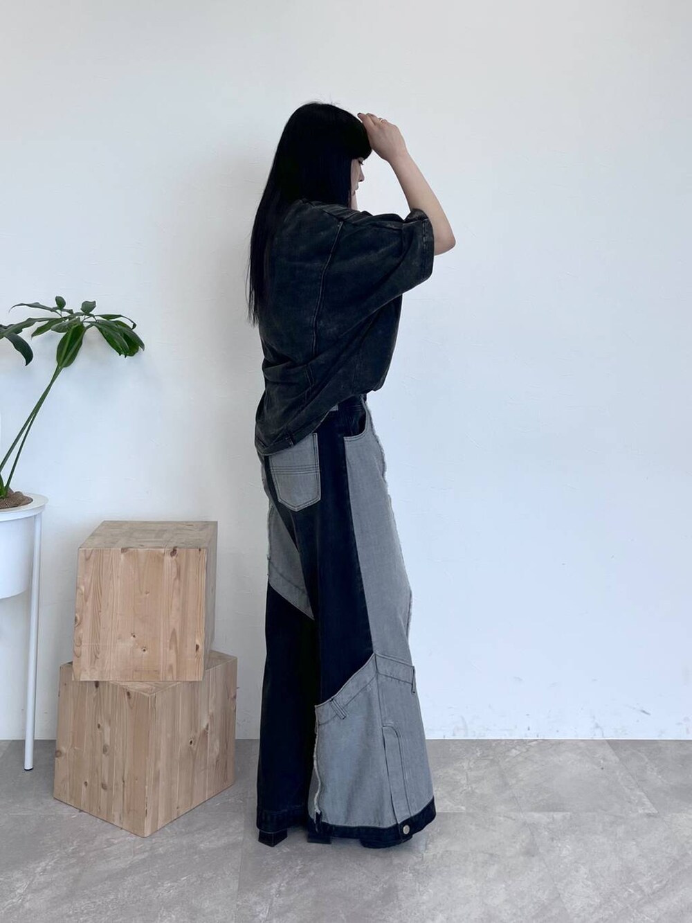 ブラック系のサンダル、グレー系のTシャツ/カットソー、ブルー系のデニムパンツを着用したレディースの夏コーディネートの3枚目の写真