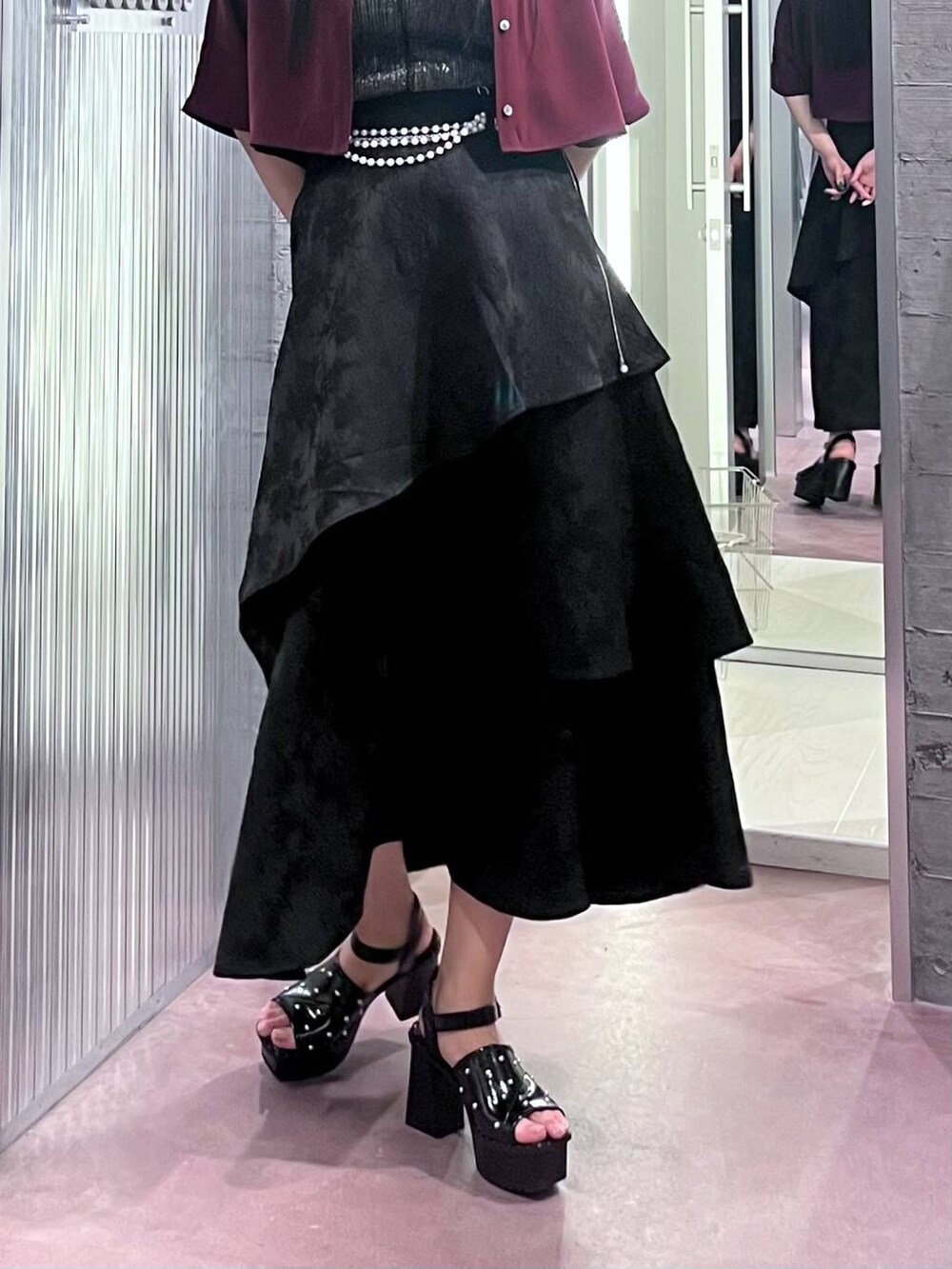 ブラック系のサンダル、レッド系のシャツ/ブラウス、ブラック系のスカートを着用したレディースの春コーディネートの3枚目の写真