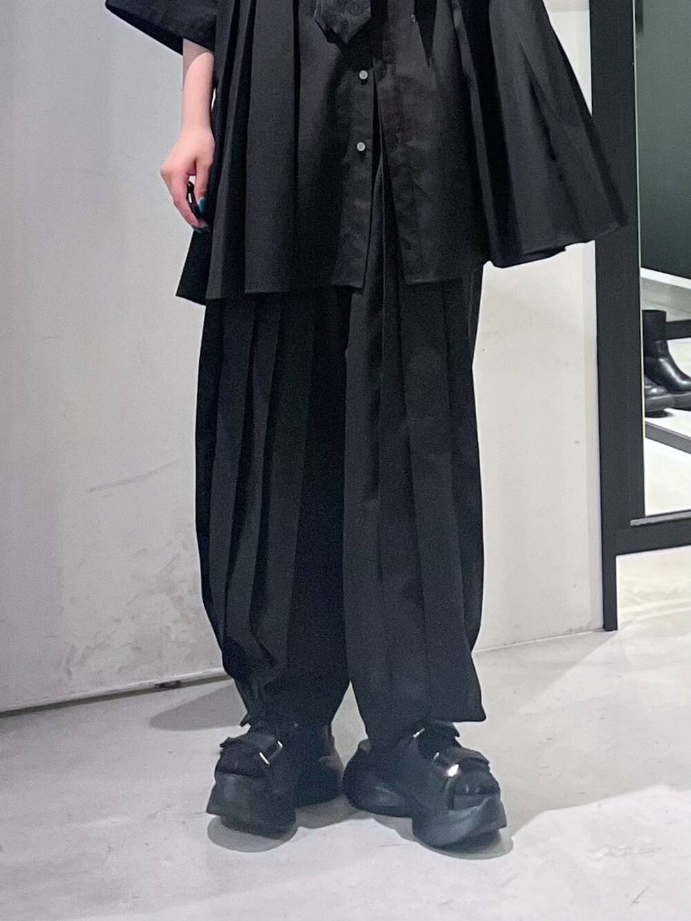 ブラック系のサンダル、ブラック系のネクタイ、ブラック系のその他パンツを着用したレディースの春コーディネートの6枚目の写真