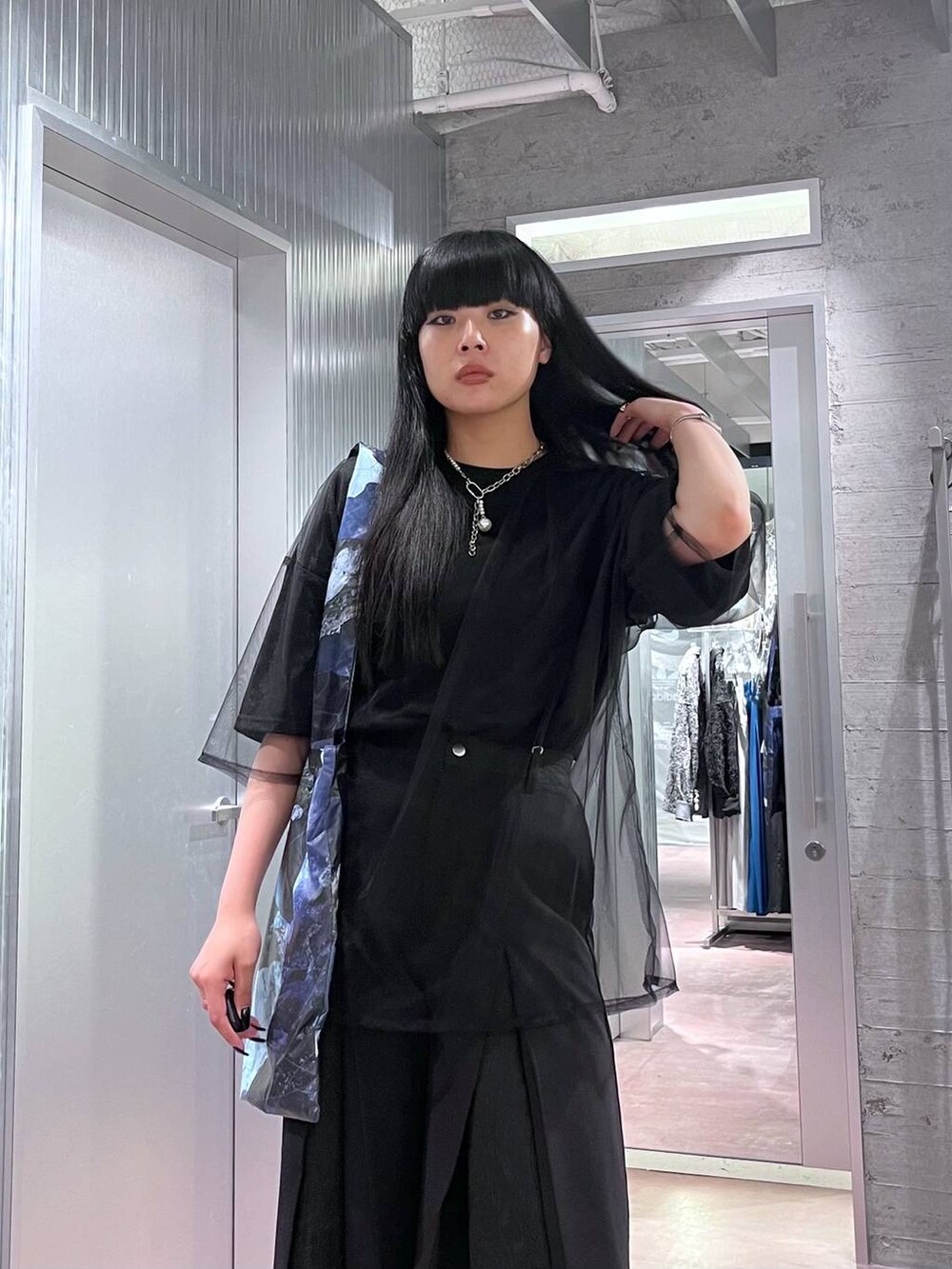 ブラック系のサンダル、ブラック系のトートバッグ、ブラック系のTシャツ/カットソーを着用したレディースの夏コーディネートの4枚目の写真