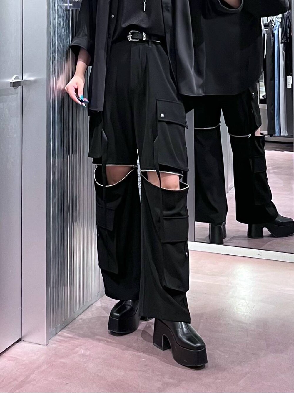 ブラック系のカーゴパンツ、ブラック系のシャツ/ブラウス、ブラック系のTシャツ/カットソーを着用したレディースの春コーディネートの7枚目の写真