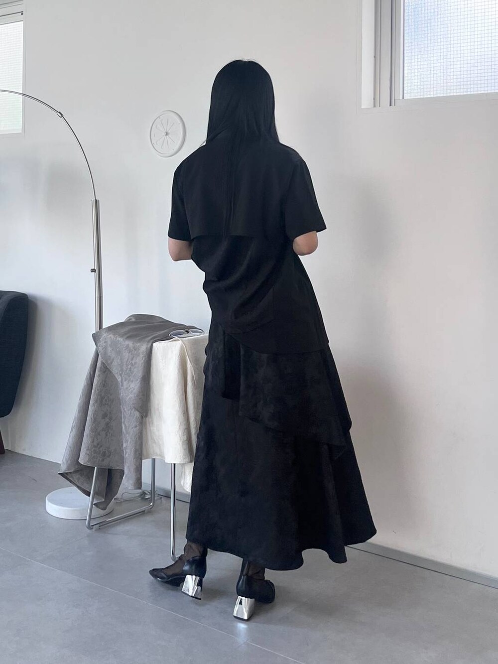 ブラック系のサンダル、ブラック系のシャツ/ブラウス、ブラック系のスカートを着用したレディースの春コーディネートの5枚目の写真