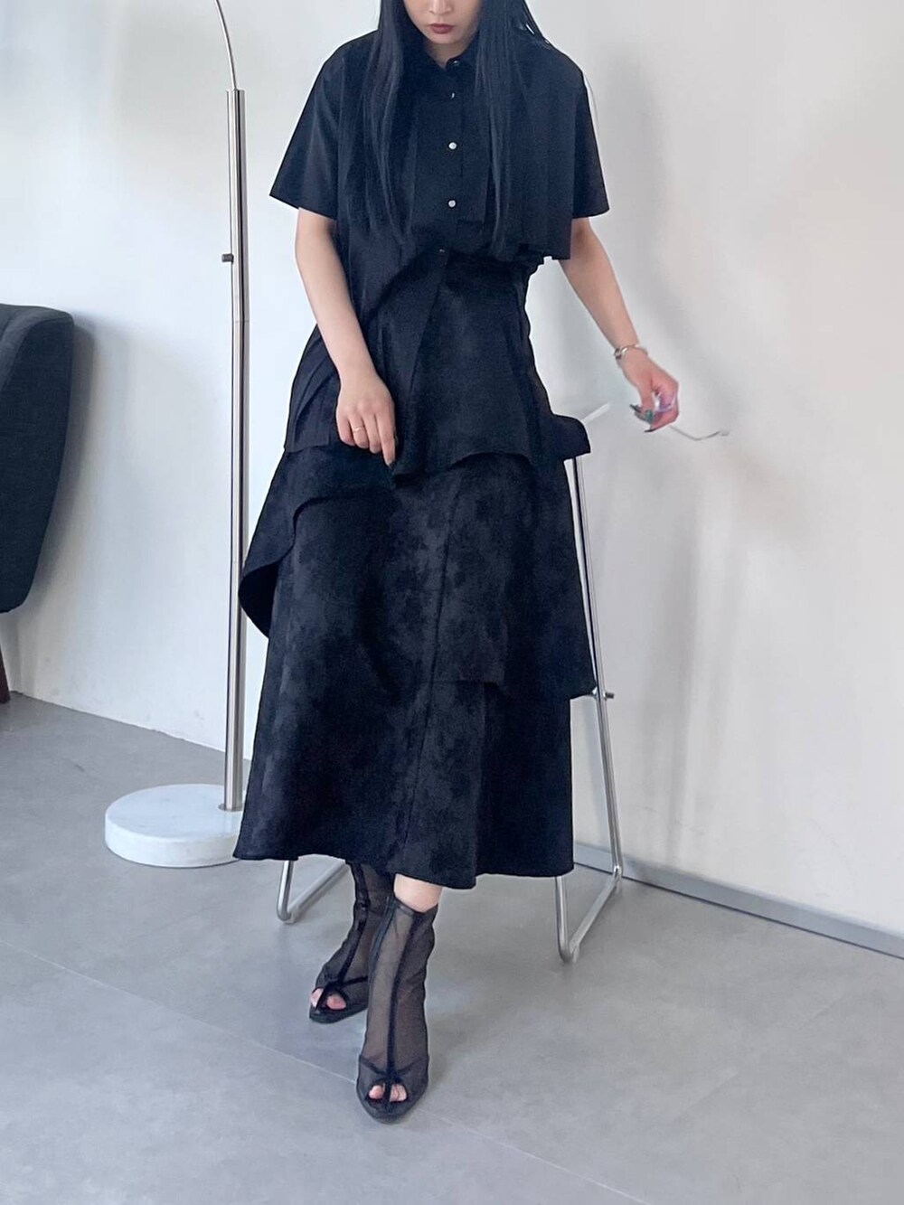 ブラック系のサンダル、ブラック系のシャツ/ブラウス、ブラック系のスカートを着用したレディースの春コーディネートの4枚目の写真