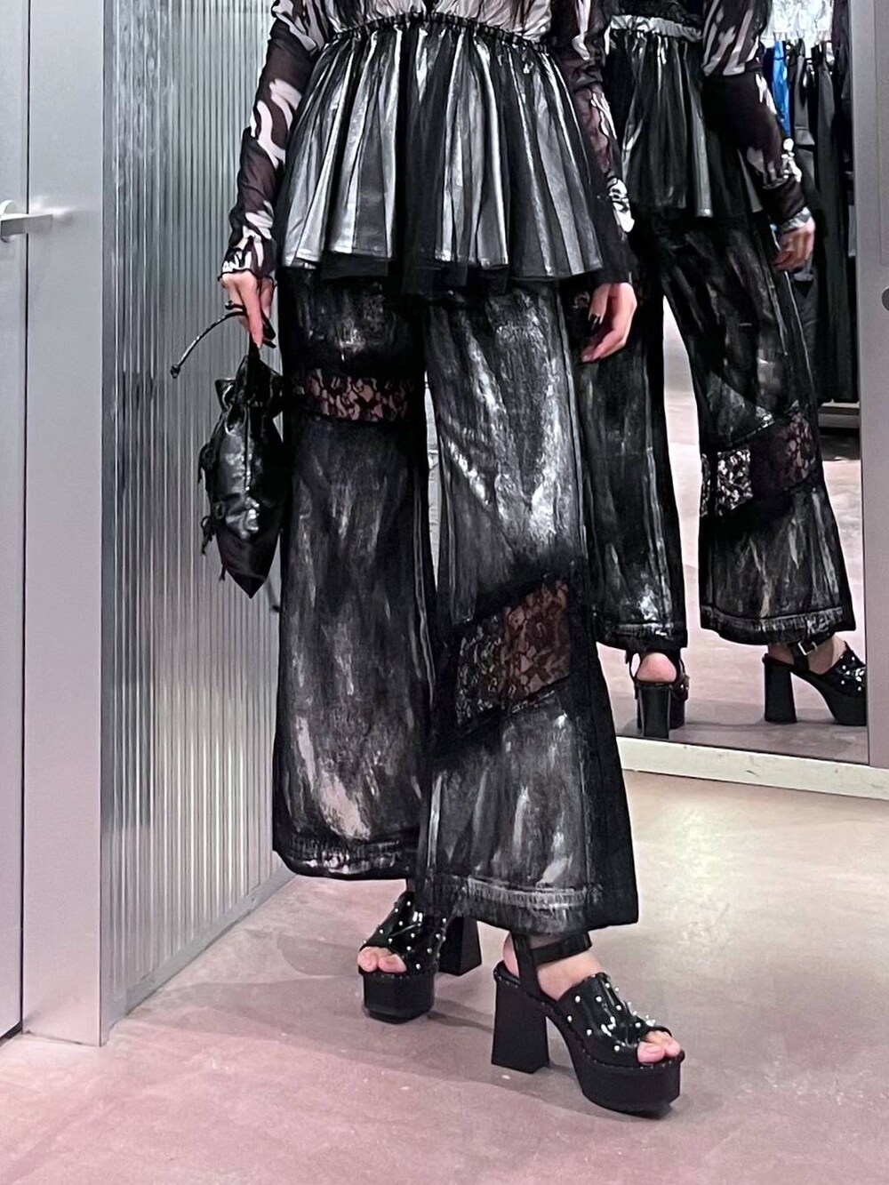 ブラック系のサンダル、ブラック系のショルダーバッグ、ブラック系のTシャツ/カットソーを着用したレディースの夏コーディネートの6枚目の写真