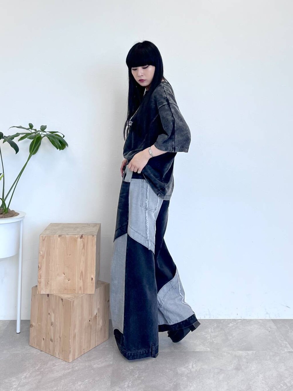 ブラック系のサンダル、グレー系のTシャツ/カットソー、ブルー系のデニムパンツを着用したレディースの夏コーディネートの5枚目の写真