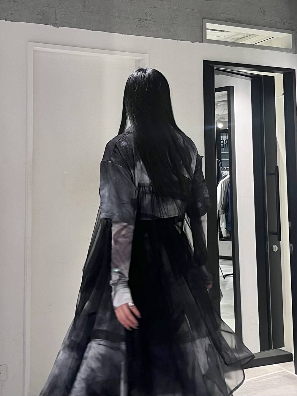 ブラック系のサンダル、ブラック系のスカート、ホワイト系のTシャツ/カットソーを着用したレディースの春コーディネートの8枚目の写真