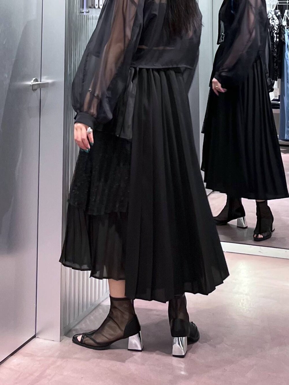 ブラック系のサンダル、ブルー系のシャツ/ブラウス、ブラック系のスカートを着用したレディースの春コーディネートの8枚目の写真