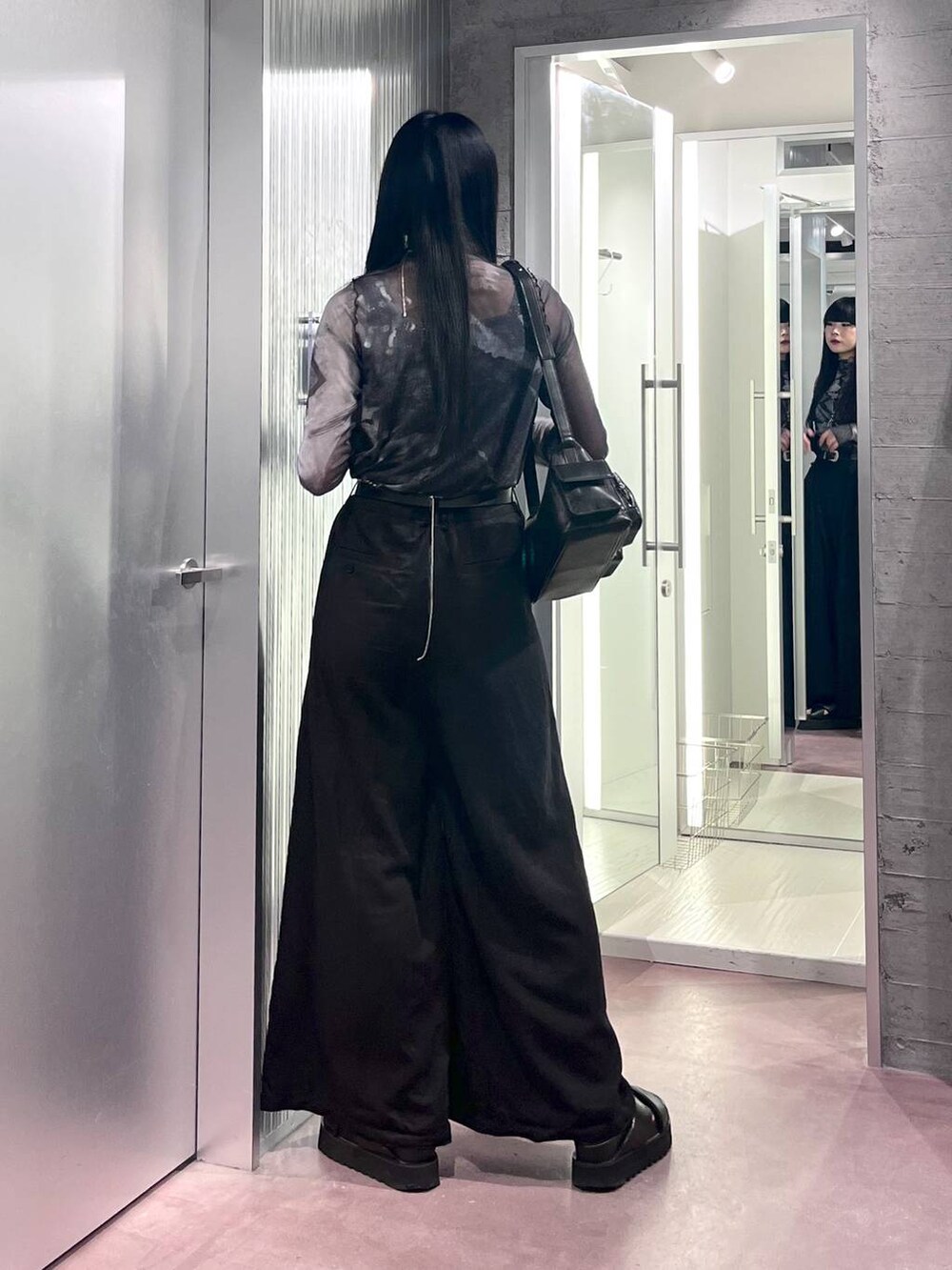 ブラック系のサンダル、ブラック系のショルダーバッグ、ブラック系のその他パンツを着用したレディースの夏コーディネートの5枚目の写真