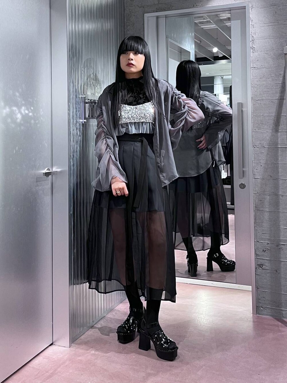 ブラック系のサンダル、シルバー系のチューブトップ、ブラック系のTシャツ/カットソーを着用したレディースの春コーディネートの5枚目の写真