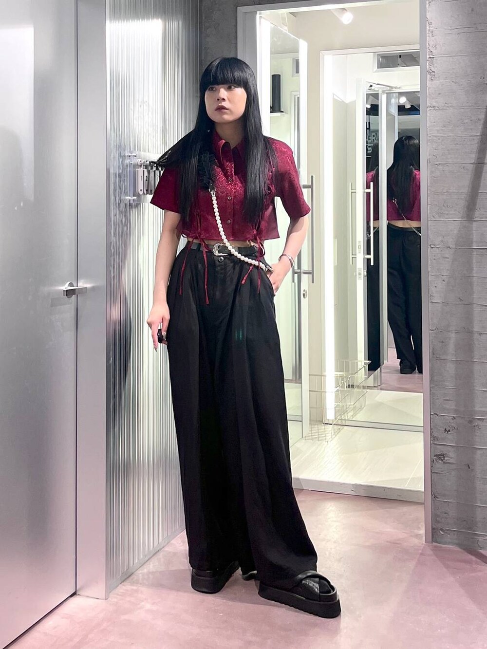 ブラック系のサンダル、レッド系のシャツ/ブラウス、ブラック系のその他パンツを着用したレディースの春コーディネートの6枚目の写真