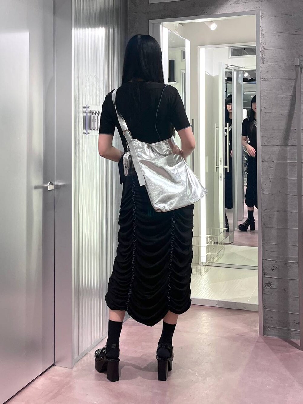 ブラック系のサンダル、シルバー系のショルダーバッグ、ブラック系のワンピースを着用したレディースの夏コーディネートの4枚目の写真