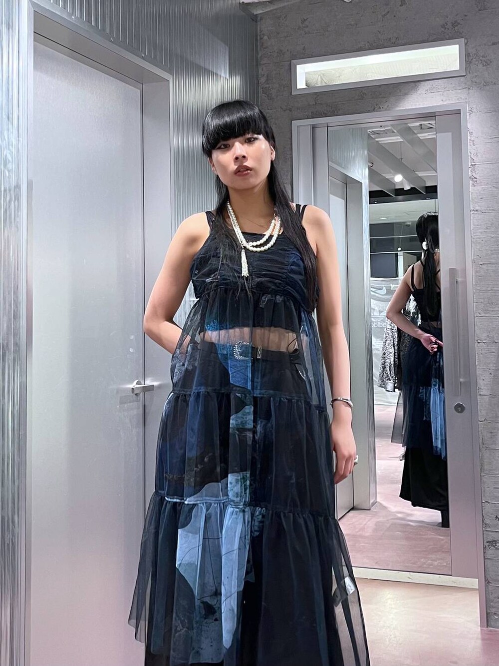 ブラック系のサンダル、ブラック系のその他パンツ、ブラック系のワンピースを着用したレディースの夏コーディネートの5枚目の写真