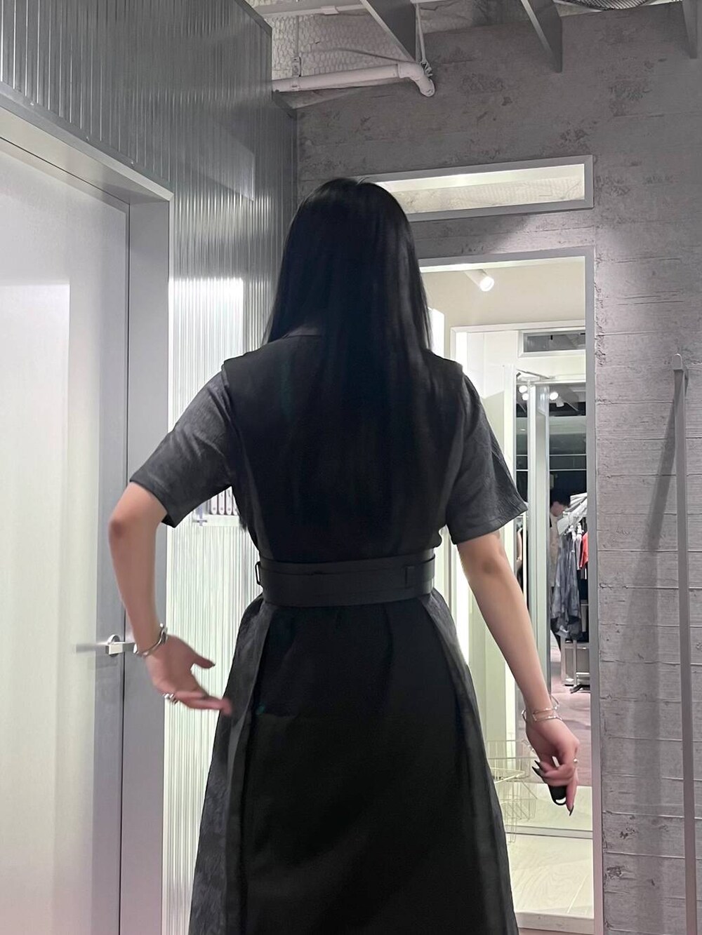 ブラック系のサンダル、グレー系のワンピース、ブラック系のカーゴパンツを着用したレディースの春コーディネートの6枚目の写真