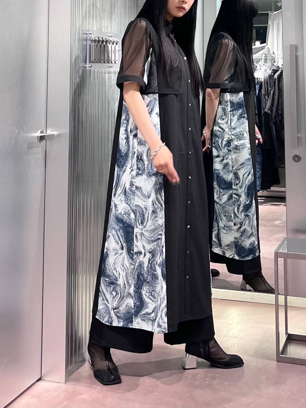 グレー系のワンピースを着用したレディースの夏コーディネートの5枚目の写真