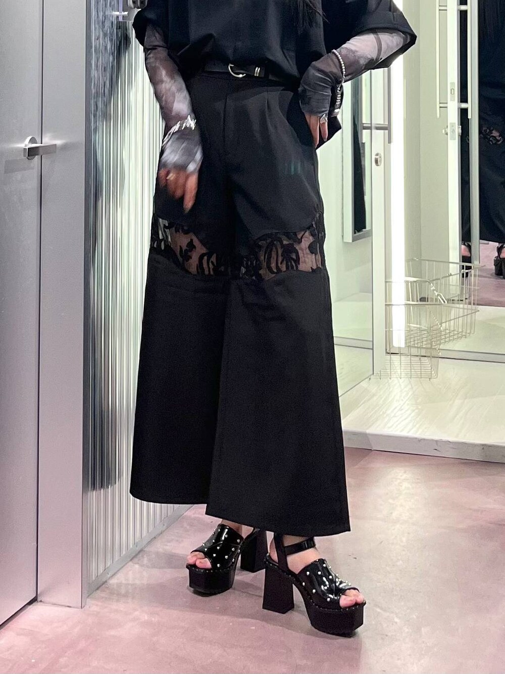 ブラック系のサンダル、ブラック系のその他パンツ、ブラック系のTシャツ/カットソーを着用したレディースの夏コーディネートの8枚目の写真