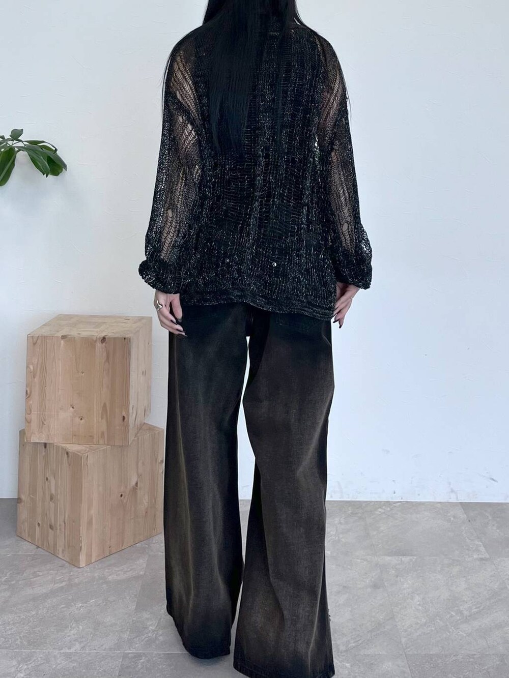 ブラック系のサンダル、ブラック系のデニムパンツ、ブラック系のシャツ/ブラウスを着用したレディースの夏コーディネートの6枚目の写真