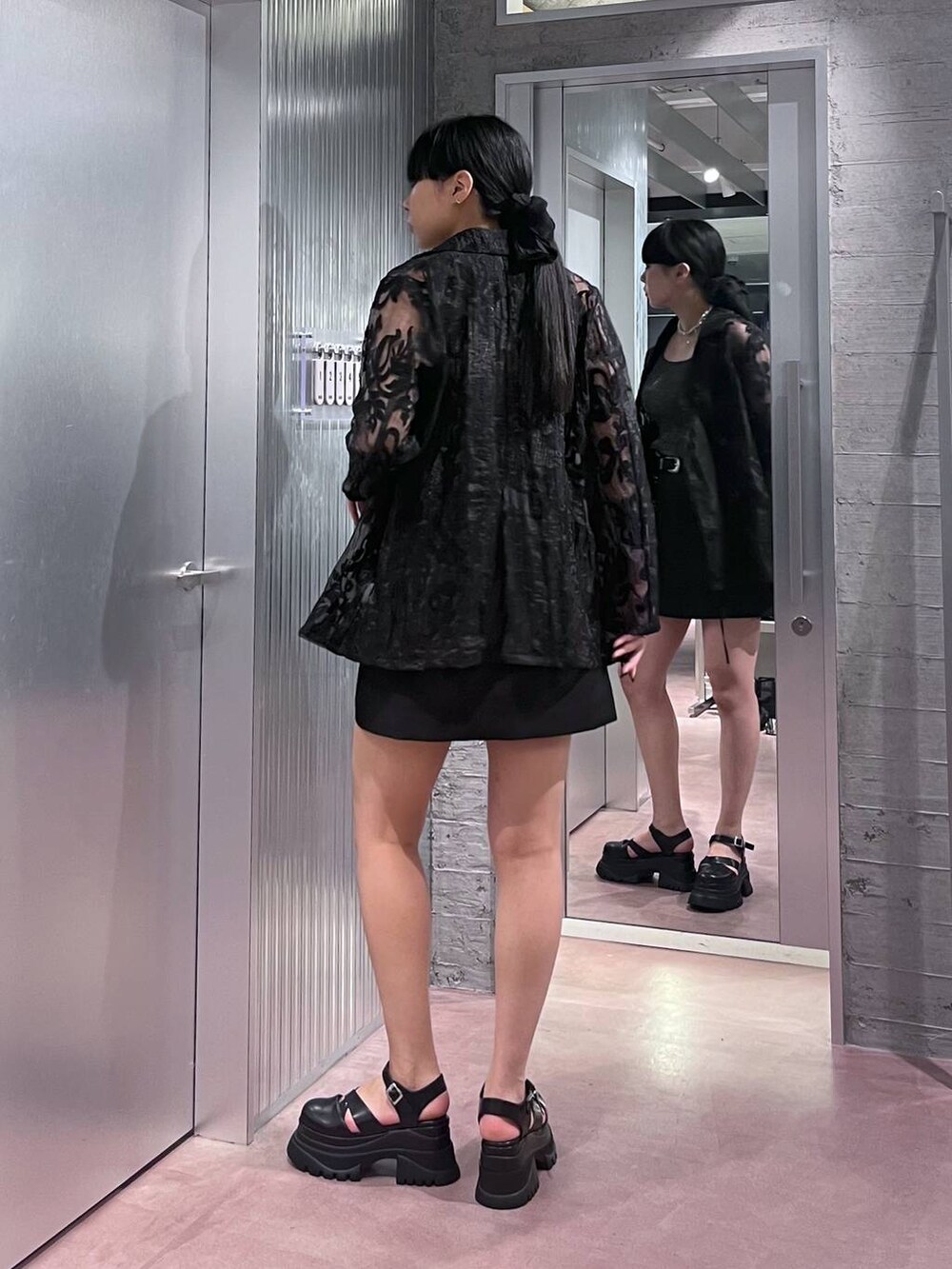 ブラック系のその他パンツ、ブラック系のテーラードジャケット、ブラック系のサンダルを着用したレディースの春コーディネートの2枚目の写真