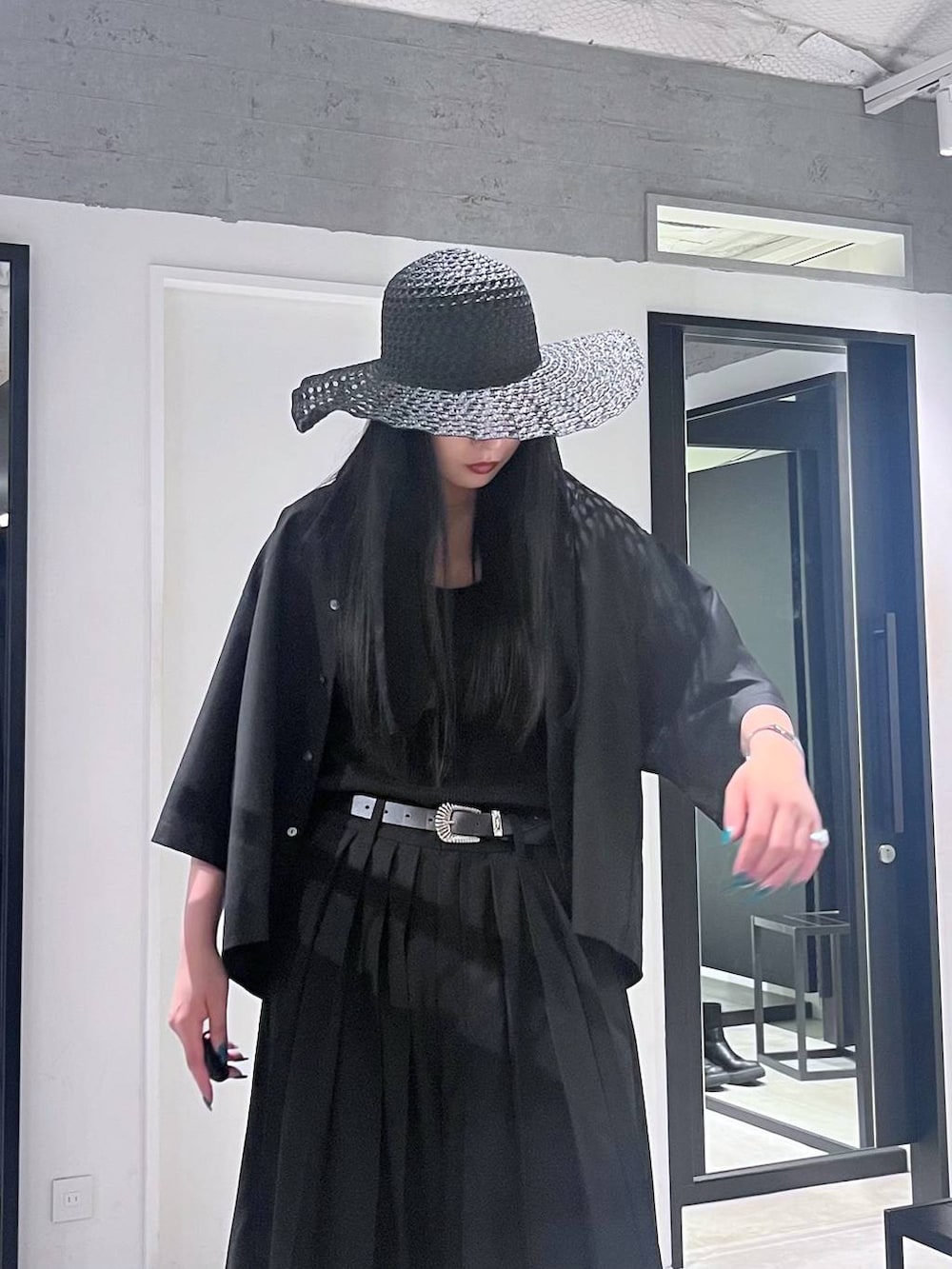 ブラック系のサンダル、ブラック系のその他パンツ、ブラック系のシャツ/ブラウスを着用したレディースの春コーディネートの6枚目の写真