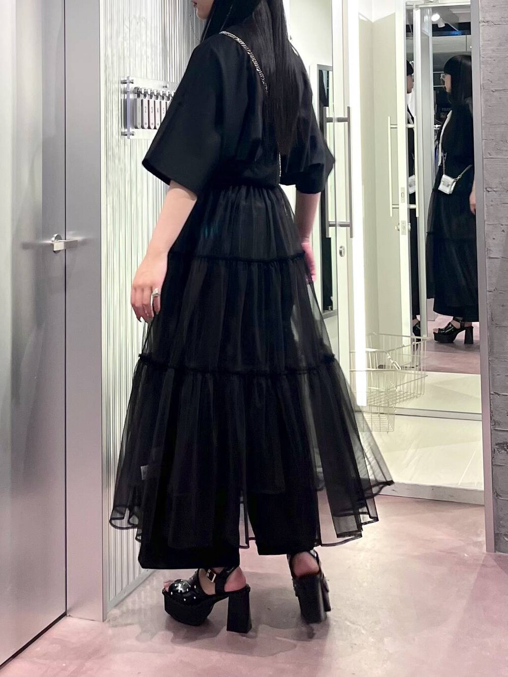 ブラック系のサンダル、ブラック系のその他パンツ、ブラック系のTシャツ/カットソーを着用したレディースの夏コーディネートの7枚目の写真